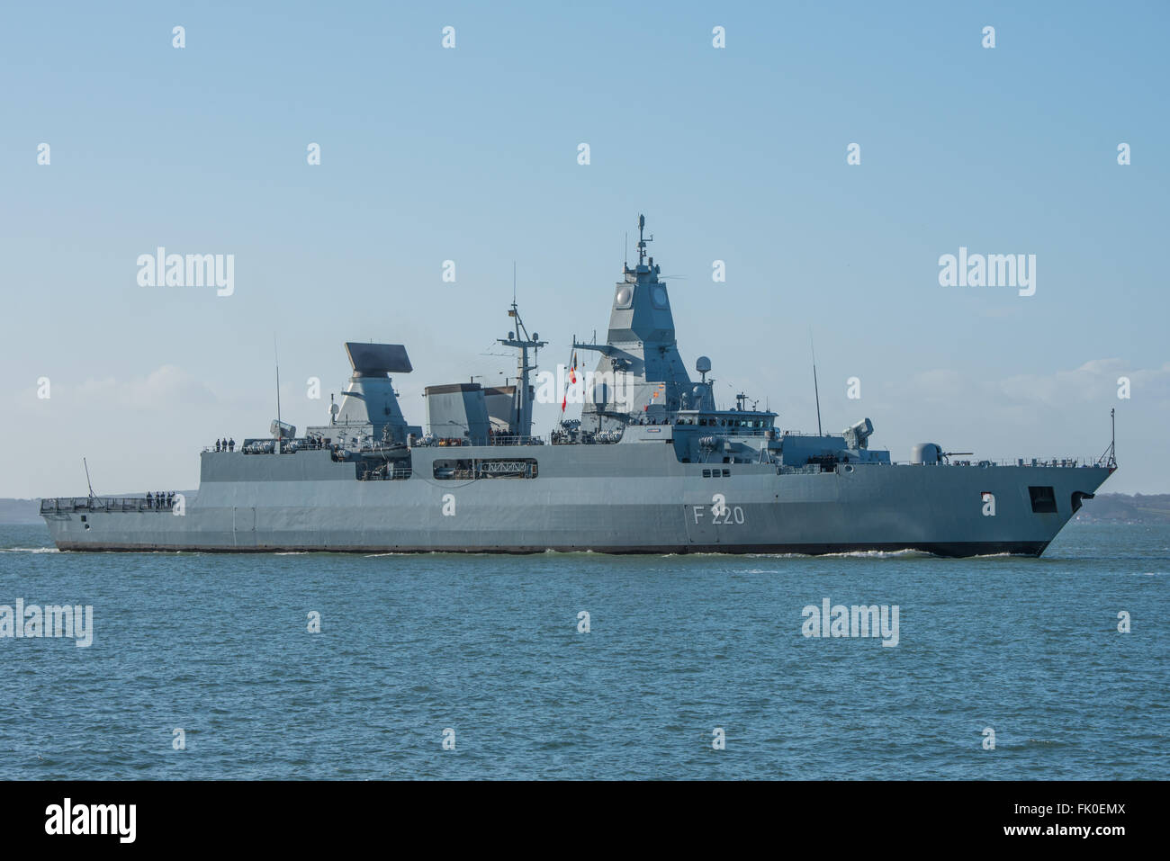 Le FGS Hambourg (F220) près de la base navale de Portsmouth. Banque D'Images