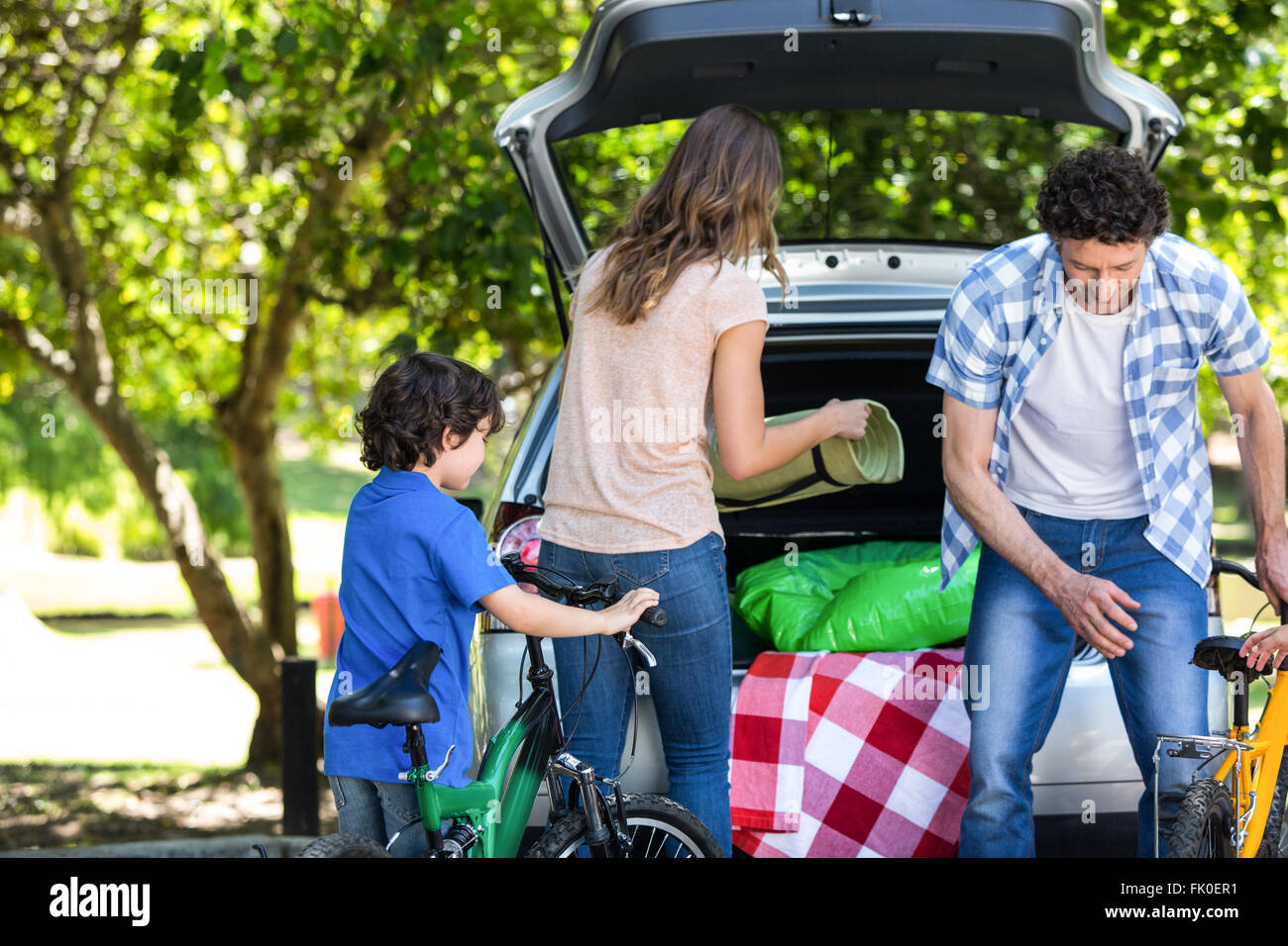 Famille debout devant une voiture Banque D'Images