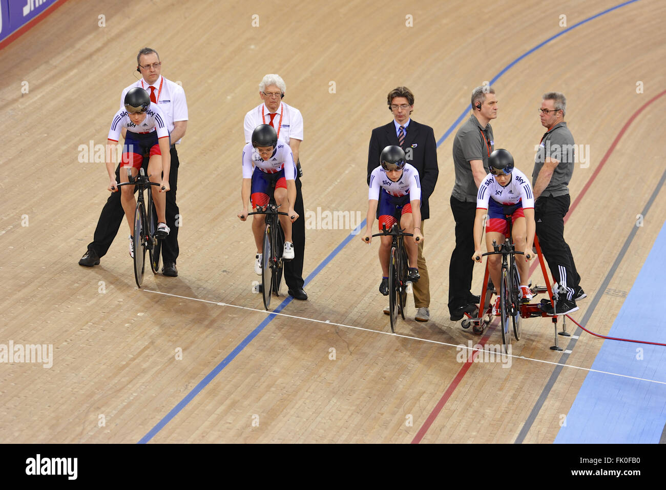 Londres, Royaume-Uni. 08Th Mar, 2016. L'équipe de la poursuite se préparer à la course de 4000 m poursuite féminine à l'UCI Championnats du Monde de Cyclisme sur piste 2016, Lee Valley Velo Park. De gauche à droite : Laura Trott, Elinor Barker, Ciara Horne, Joanna Rowsell-Shand. Crédit : Michael Preston/Alamy Live News Banque D'Images