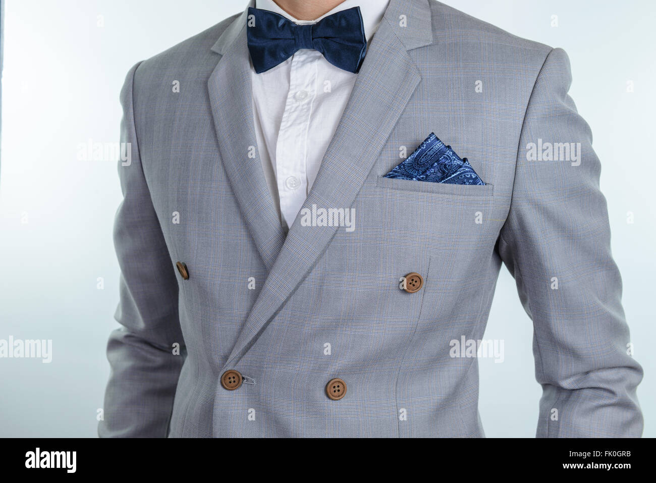 L'homme en costume gris, texture plaid bleu, nœud papillon et pocket square,  Close up fond blanc Photo Stock - Alamy