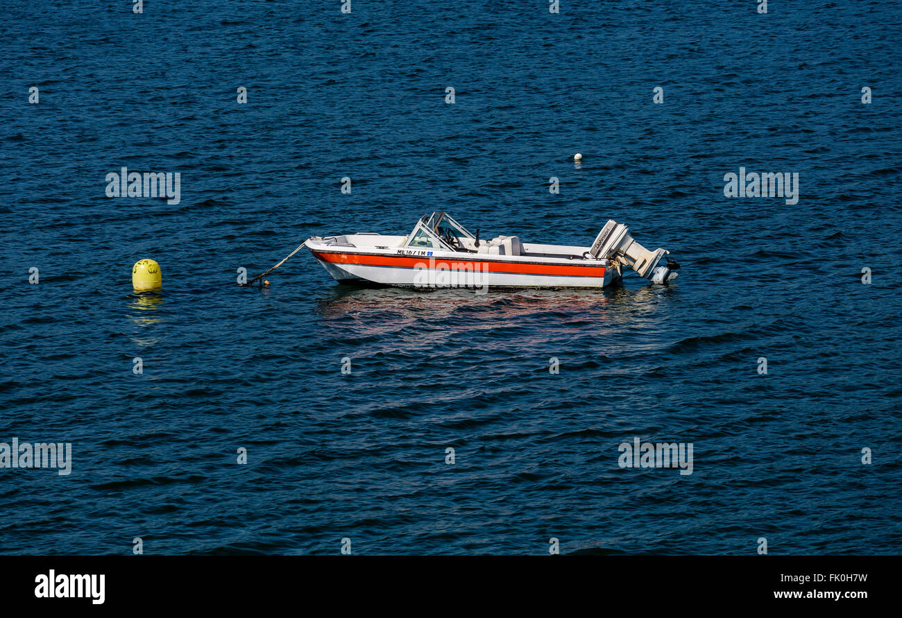Bateau de pêche rouge et blanc par bouée jaune, près de Bar Harbor Banque D'Images