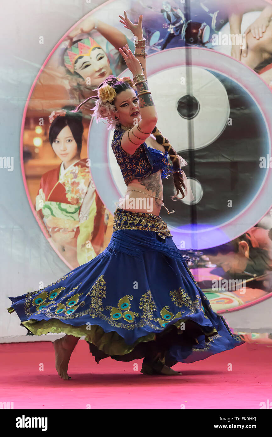 La danse du ventre par Minette del Treppo à l'oriental Festival à Turin Banque D'Images