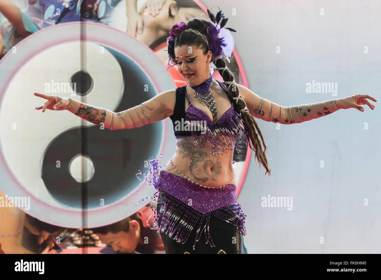 La danse du ventre par Minette del Treppo à l'oriental Festival à Turin Banque D'Images
