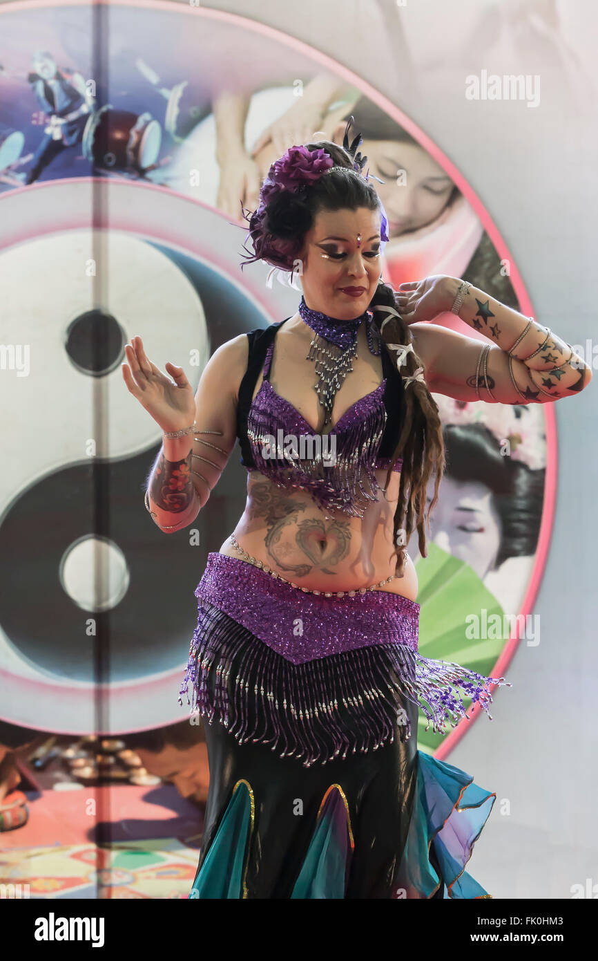 La danse du ventre par Minette del Treppo à l'oriental Festival à Turin Banque D'Images