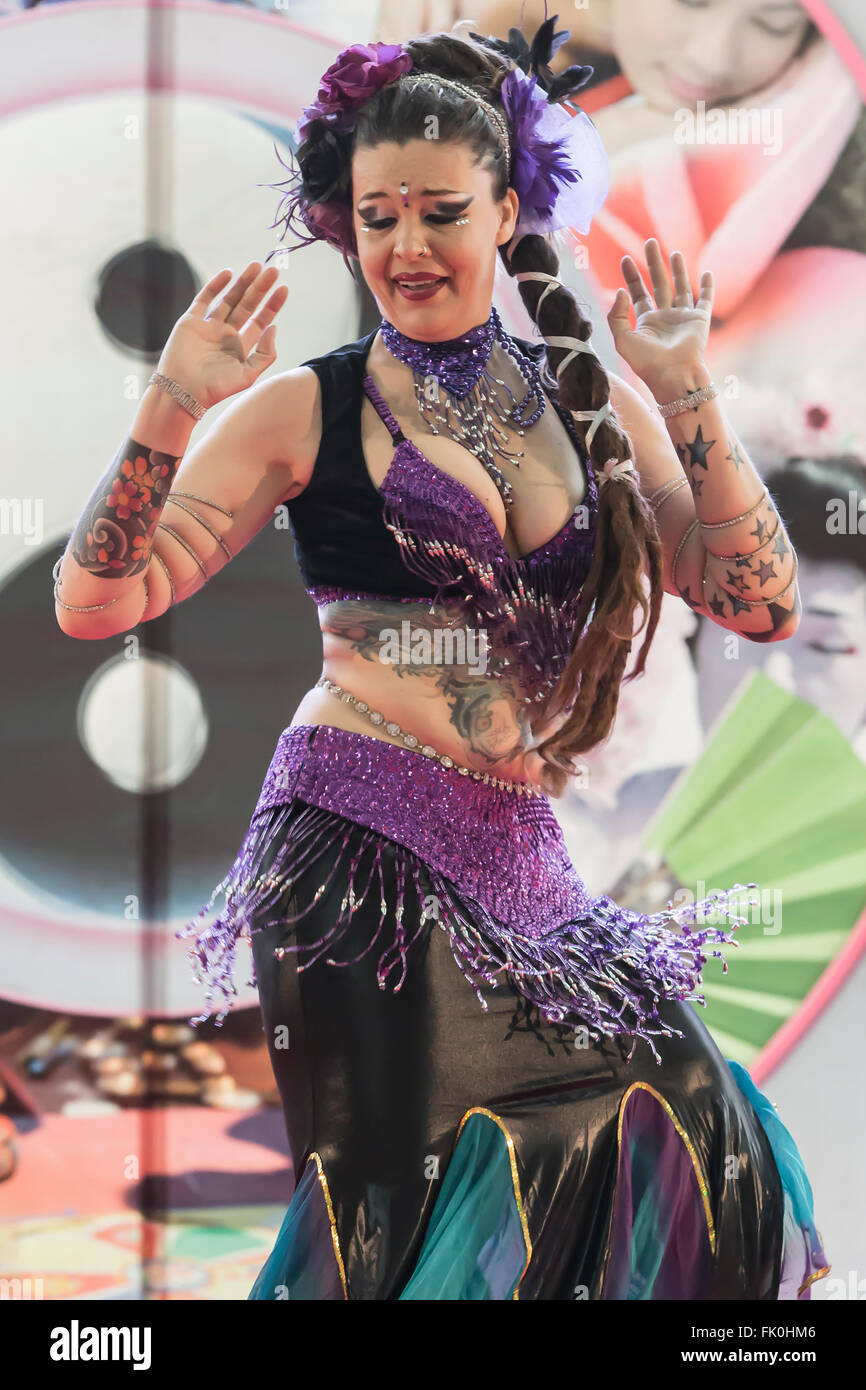 La danse du ventre par Minette del Treppo à l'oriental Festival à Turin Banque D'Images