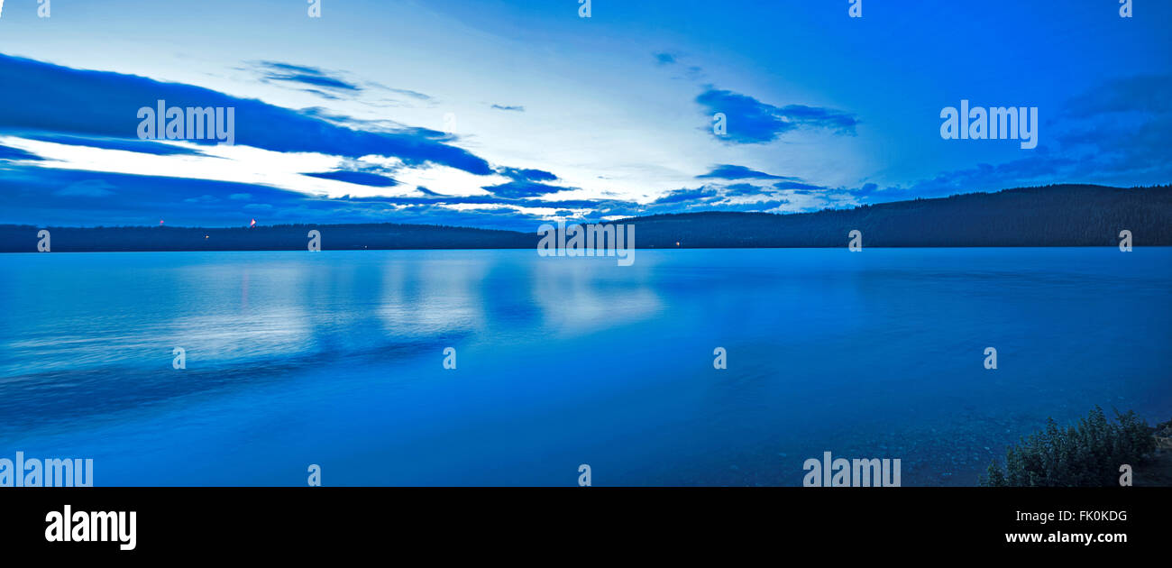 Lac Bleu avec ciel nuageux, tôt le matin juste avant le lever du soleil. encore de l'eau dans le cadre de ciel crépusculaire. Juste avant l'aube Banque D'Images