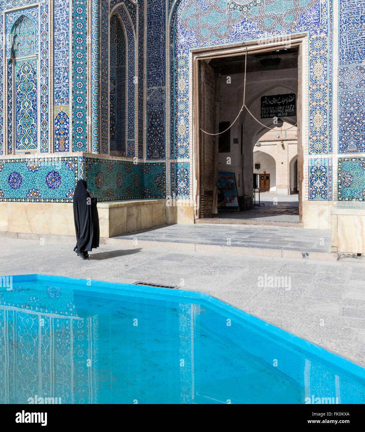 Ablutions extérieure et tchador revêtus femme à l'entrée de Masjed-e Jame (mosquée du vendredi), Yazd, Iran Banque D'Images
