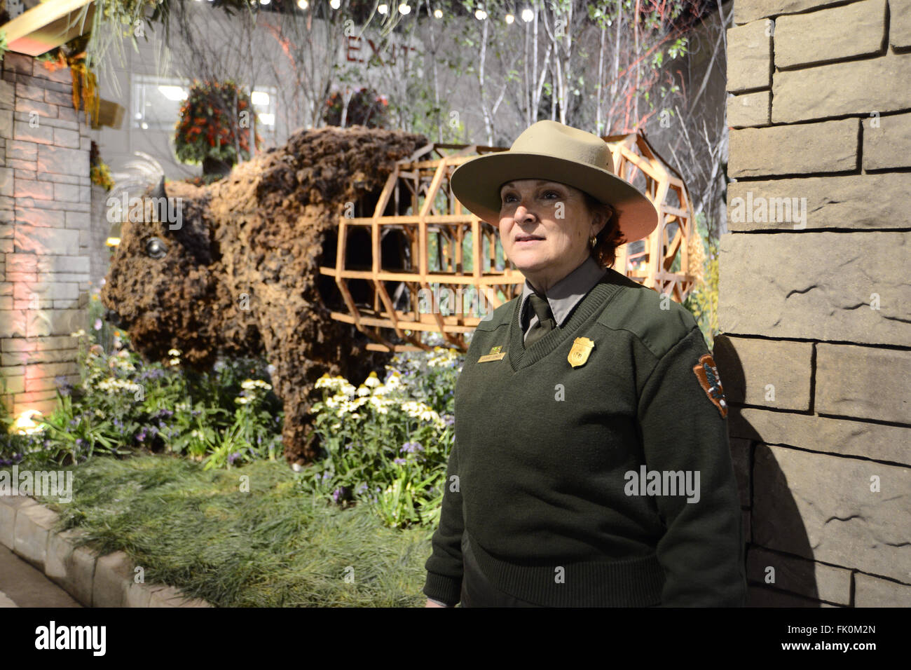 Philadelphie, USA. 4 mars, 2016. Parker ranger CLAIR COMER, stationnés à la Le Parc National Shenandoah en Virginie de l'accueil des visiteurs alors qu'elle se tiennent près de bison d'Amérique/Prairie House, 2011 par Emily White, à l'entrée de la PHS 2016 Flower Show. Explorer 'Nord' est le thème de l'édition 2016 de la Pennsylvanie Société Horticulture Flower Show. Credit : Bastiaan Slabbers/Alamy Live News Banque D'Images