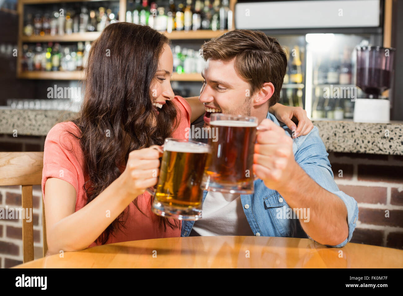 Couple toasting with beers Banque D'Images