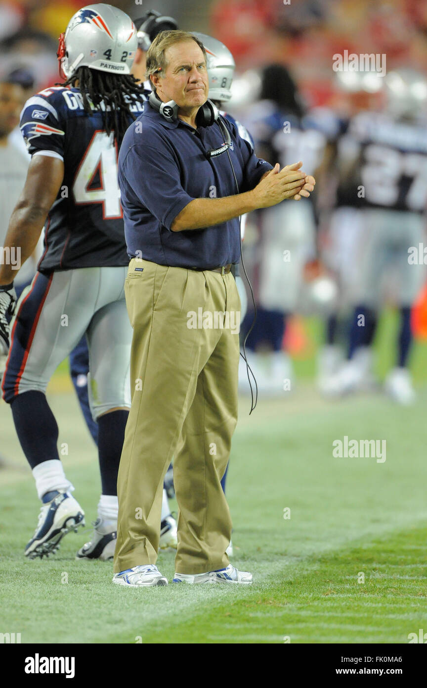 Tampa, Floride, USA. Août 18, 2011. New England Patriots l'entraîneur-chef Bill Belichick pendant les tapotements match contre les Tampa Bay Buccaneers chez Raymond James Stadium le 18 août 2011 à Tampa, Fla.ZUMA Press/Scott A. Miller. © Scott A. Miller/ZUMA/Alamy Fil Live News Banque D'Images