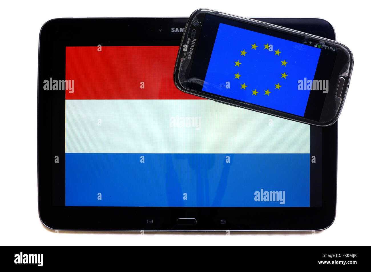 Le drapeau de l'UE sur un smartphone écran affichée à côté des Pays-Bas  drapeau sur un écran de tablette Photo Stock - Alamy