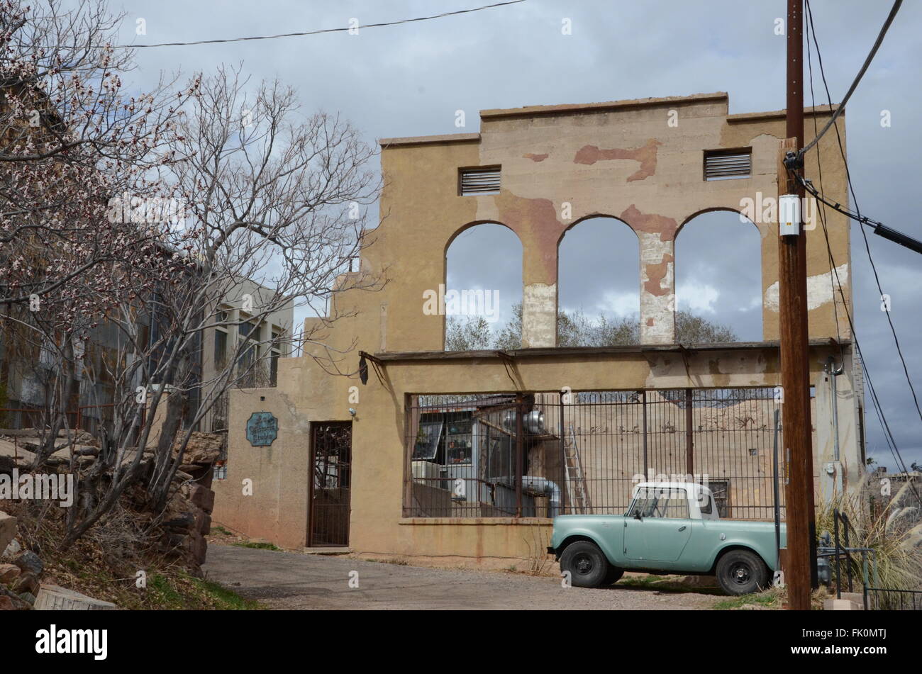 Jerome ghost town arizona enveloppe du bâtiment avec de vieux pick up Banque D'Images