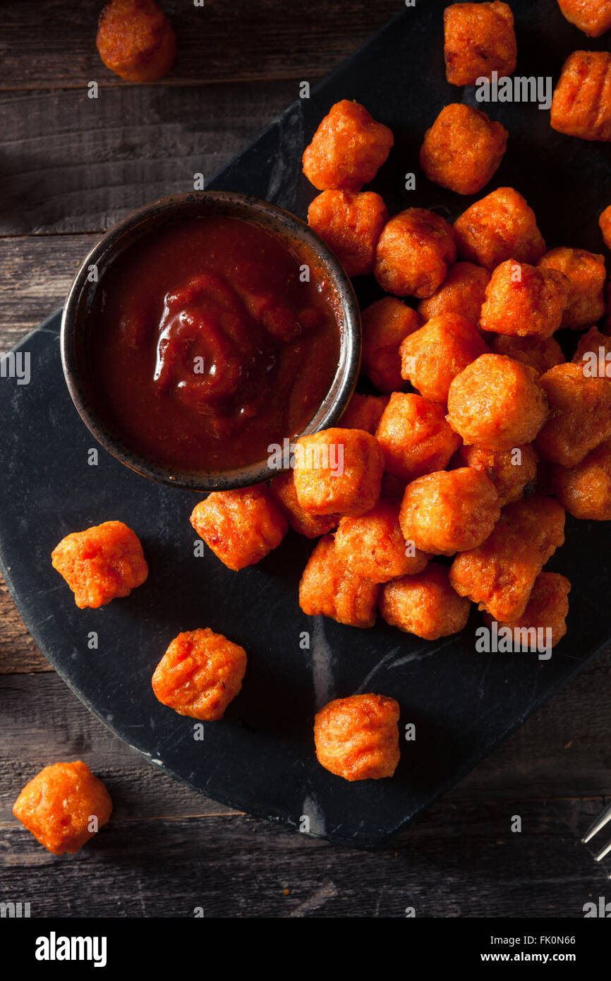 De pommes de terre maison Tater Tots avec du ketchup Banque D'Images