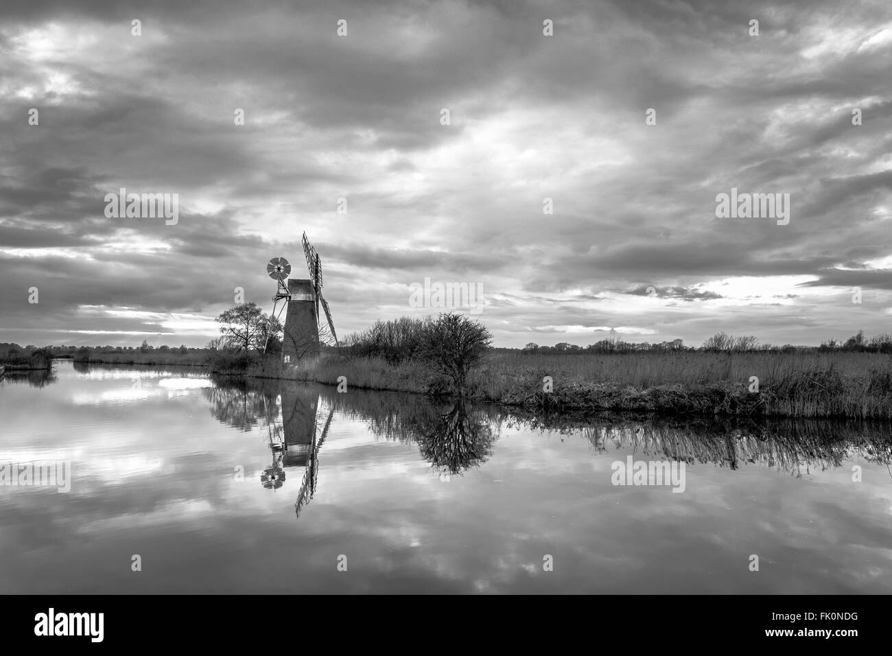 Turf Fen mill reflète dans les eaux calmes de la rivière à Ant Comment Hill. Banque D'Images