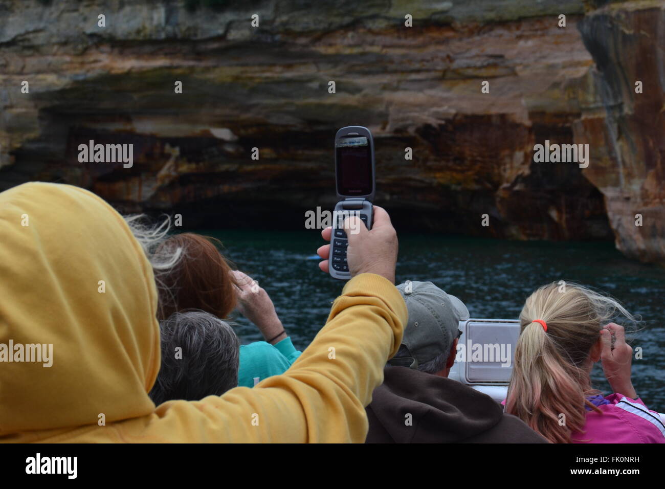 Une photo de quelqu'un de prendre une photo avec un téléphone à rabat en 2015 Banque D'Images