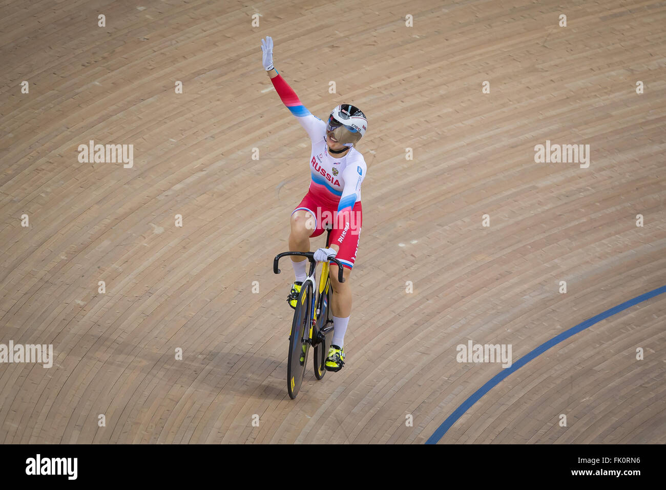 Londres, Royaume-Uni. 4e Mar, 2016. Anastasia Voinova de la Russie célèbre après avoir remporté le Women's 500m contre la montre finale à l'UCI 2016 Cyclisme sur Piste Championnats du monde à Londres, Angleterre le 4 mars 2016. Anastasia Voinova a remporté la médaille d'or. © Richard Washbrooke/Xinhua/Alamy Live News Banque D'Images