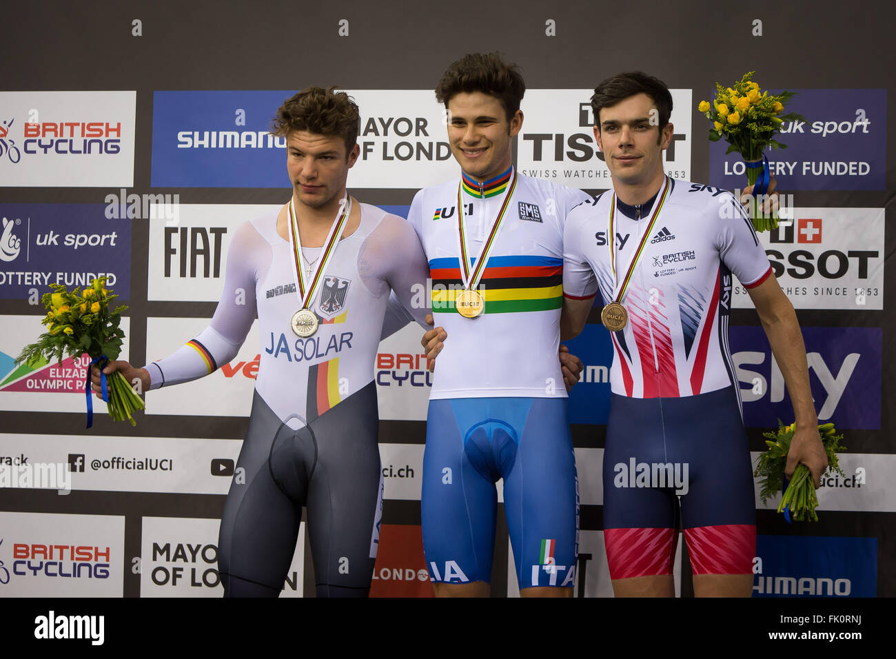 Londres, Andrew Tennant de Grande-bretagne posent au cours de la cérémonie de la poursuite individuelle masculine finale à l'UCI 2016 Cyclisme sur Piste Championnats du monde à Londres. 4e Mar, 2016. Médaillée d'argent Domenic Weinstein (L) de l'Allemagne, médaillé d'or Filippo Ganna (C) de l'Italie, médaillée de bronze Andrew Tennant de Grande-bretagne posent au cours de la cérémonie de la poursuite individuelle masculine finale à l'UCI 2016 Cyclisme sur Piste Championnats du monde à Londres, Angleterre le 4 mars 2016. © Richard Washbrooke/Xinhua/Alamy Live News Banque D'Images