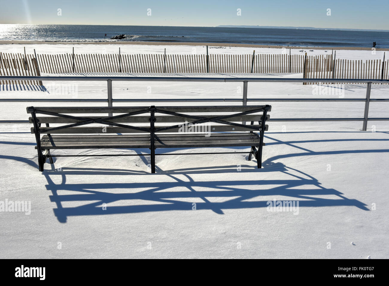 La plage de Coney Island à Brooklyn, New York après une importante tempête de neige. Banque D'Images