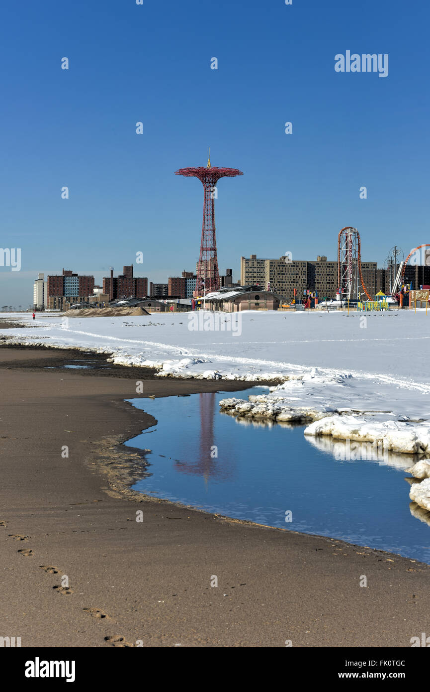 La plage de Coney Island à Brooklyn, New York après une importante tempête de neige. Banque D'Images