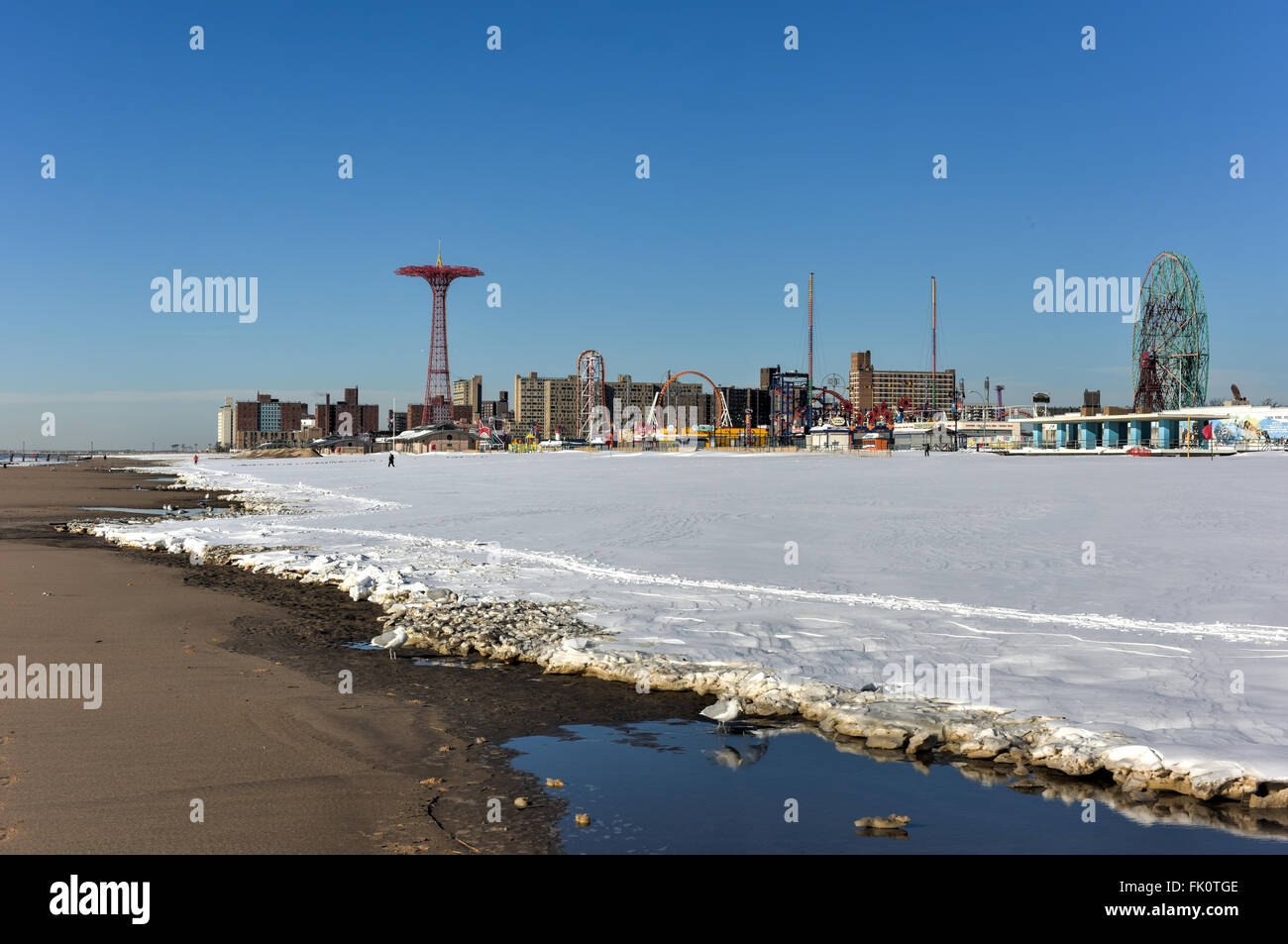 La plage de Coney Island à Brooklyn, New York après une importante tempête de neige. Banque D'Images