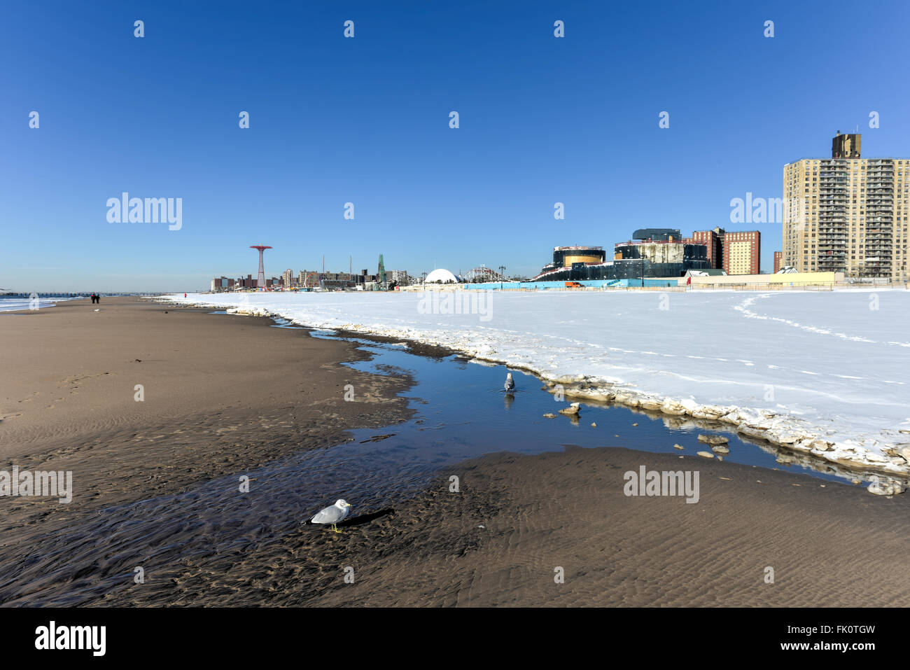 La plage de Coney Island à Brooklyn, New York après une importante tempête de neige. Banque D'Images