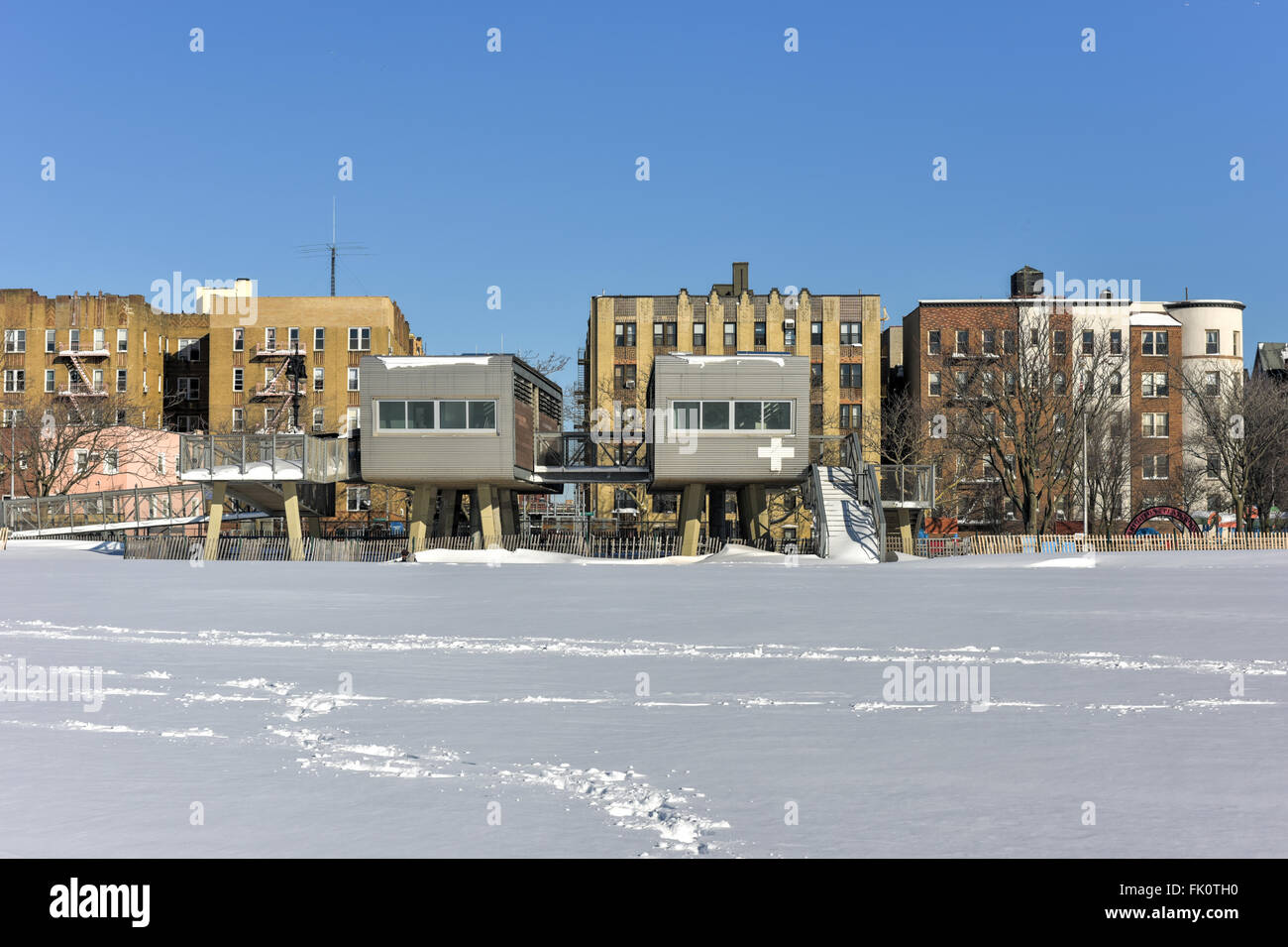 La plage de Coney Island à Brooklyn, New York après une importante tempête de neige. Banque D'Images