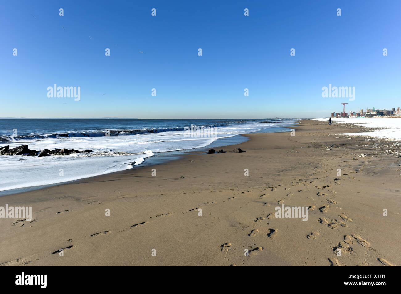 La plage de Coney Island à Brooklyn, New York après une importante tempête de neige. Banque D'Images