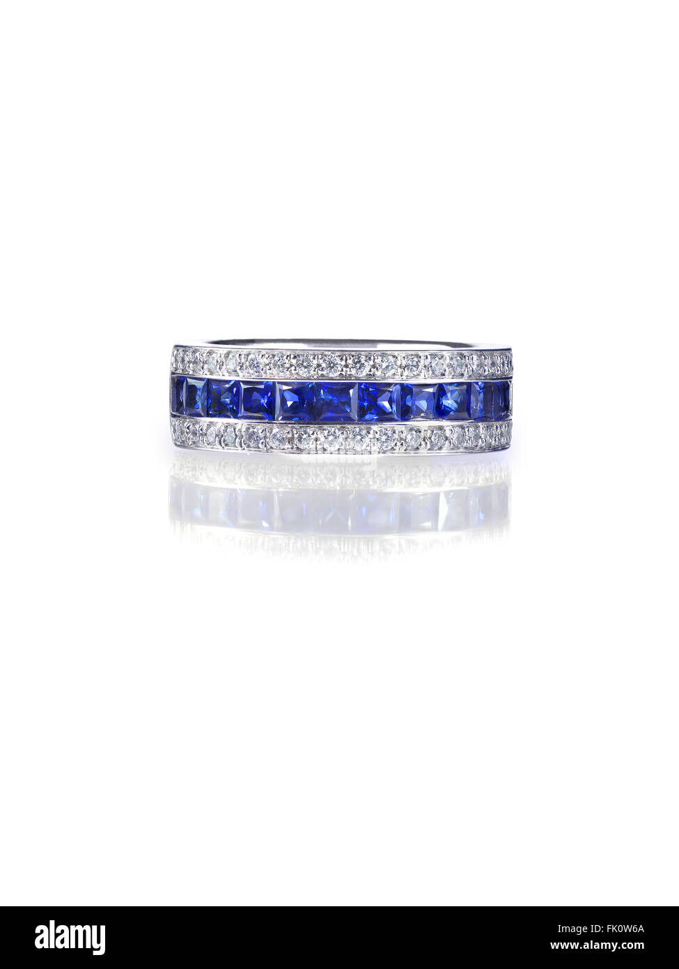 Un anneau de Pierre Gemme bleue set en or avec des diamants. Isolé sur blanc avec un reflet. Banque D'Images