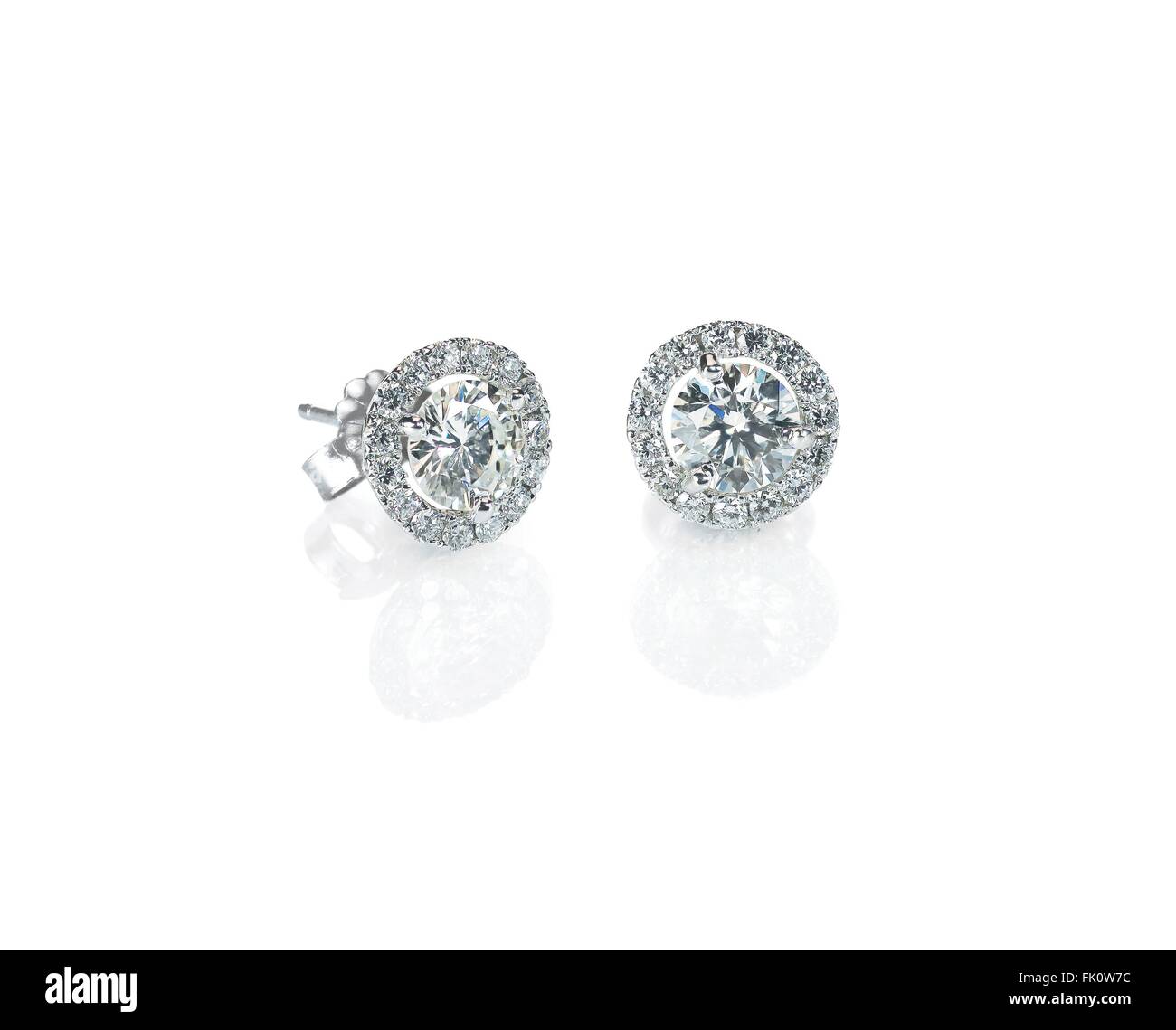 Beau Diamant boucles d'Halo avec réflexion isolated on white Banque D'Images