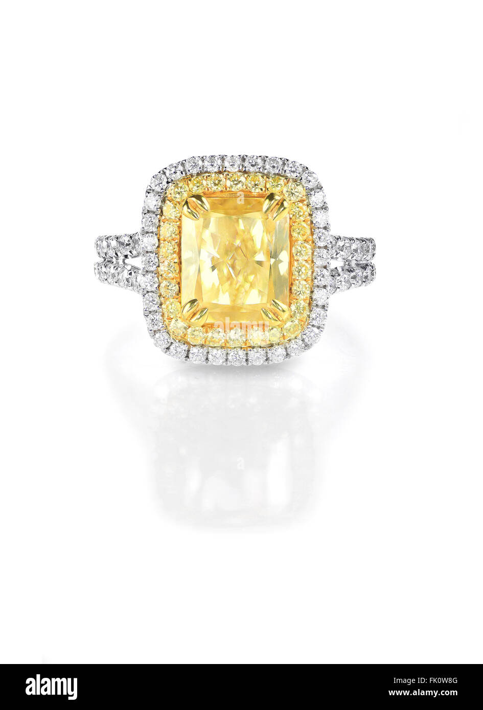 Canari jaunes Diamond Engagement Ring grand halo en paramètre, en pierre de taille coussin émeraude avec un halo de diamants sur le côté Banque D'Images