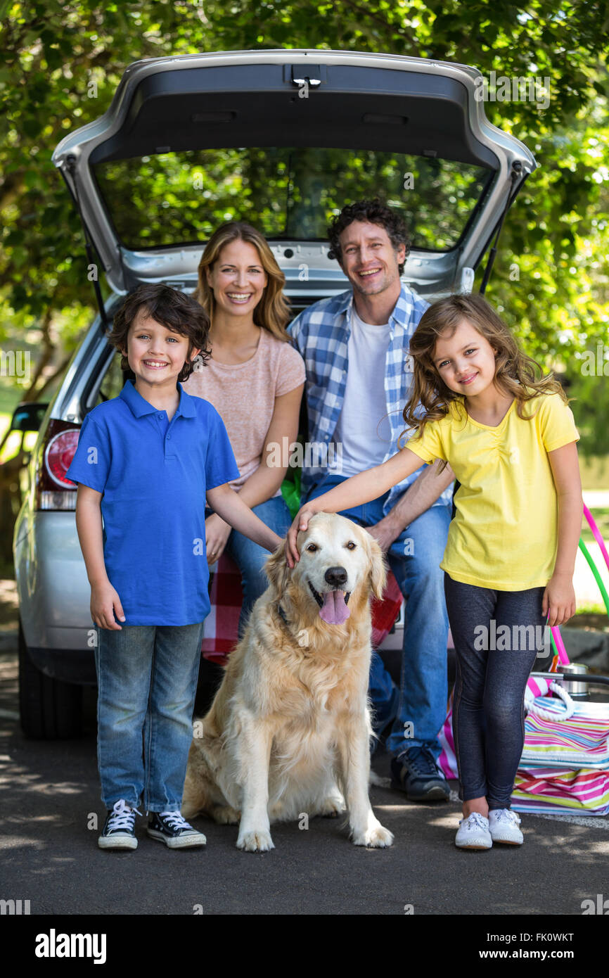 Smiling family devant une voiture Banque D'Images