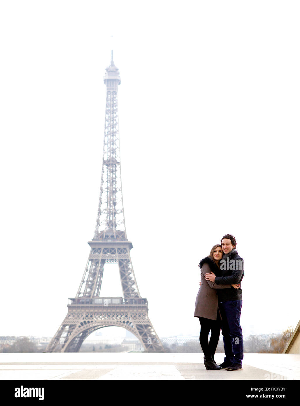 Les jeunes et dans l'amour brunette couple in front of Eiffel tower, Paris, au Trocadéro sur la ville pendant la journée - Couleur Banque D'Images