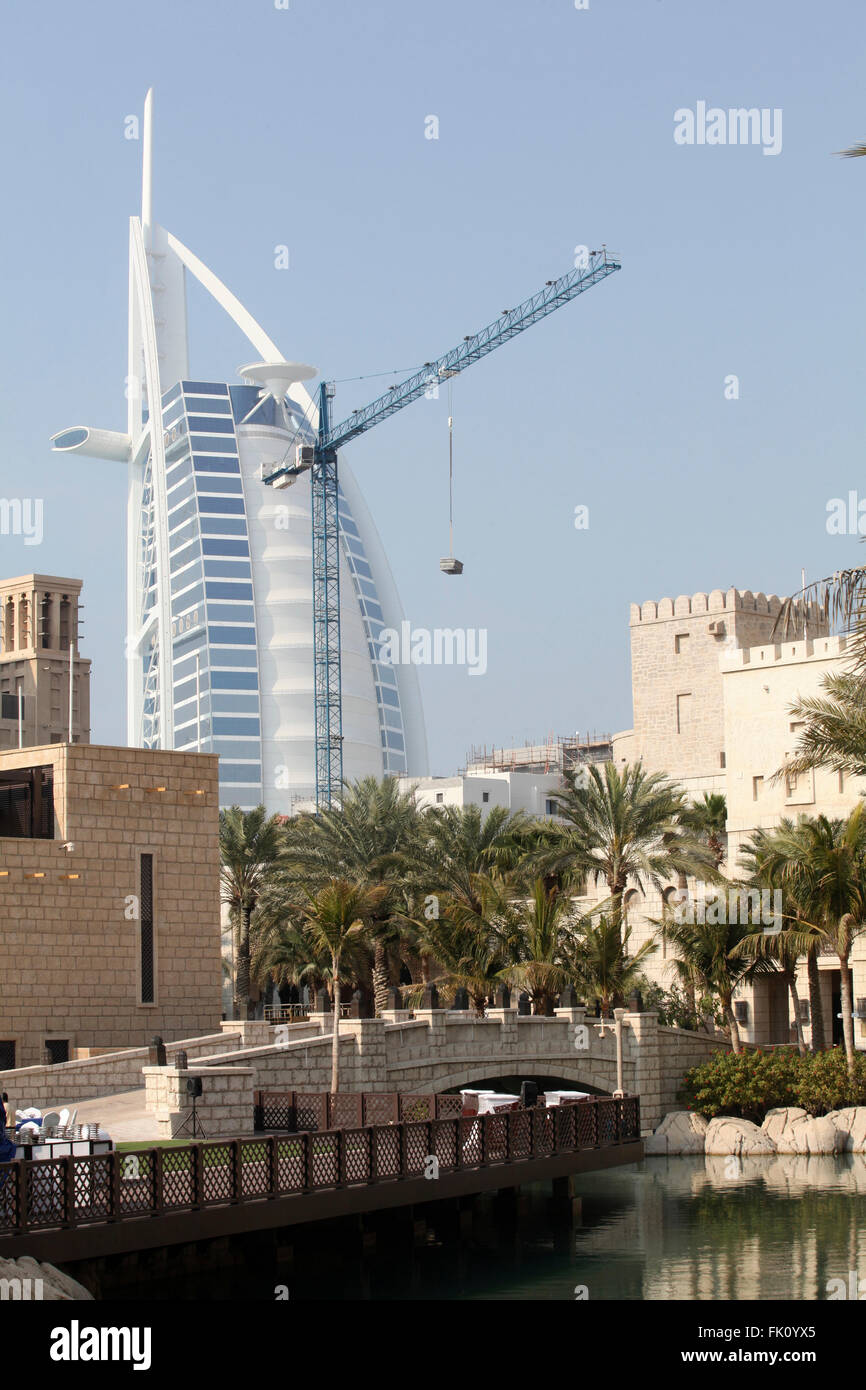 Symbole de Dubaï Burj Al Arab photographié avec grue de construction Banque D'Images