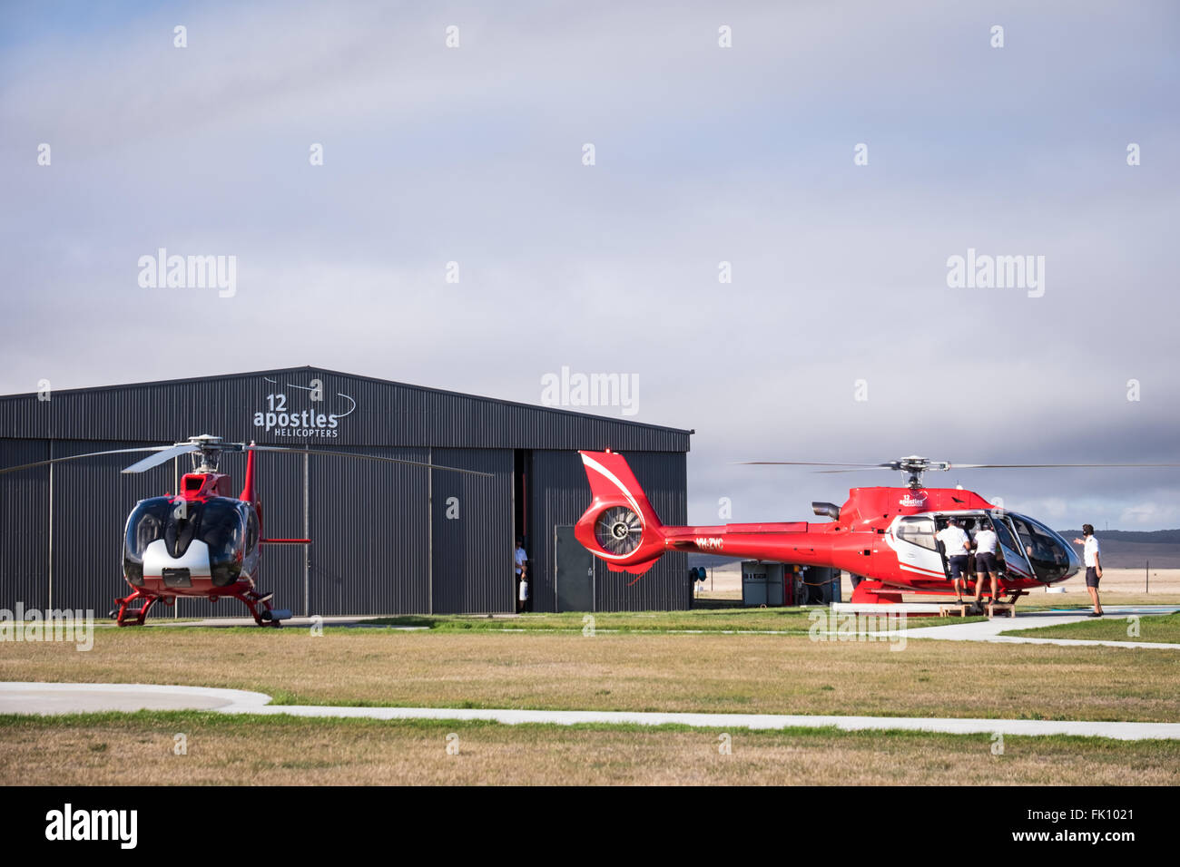 Hélicoptères qui amènent les touristes sur les vols sur les 12 apôtres, le long de la Great Ocean Road, à Victoria, en Australie. Banque D'Images