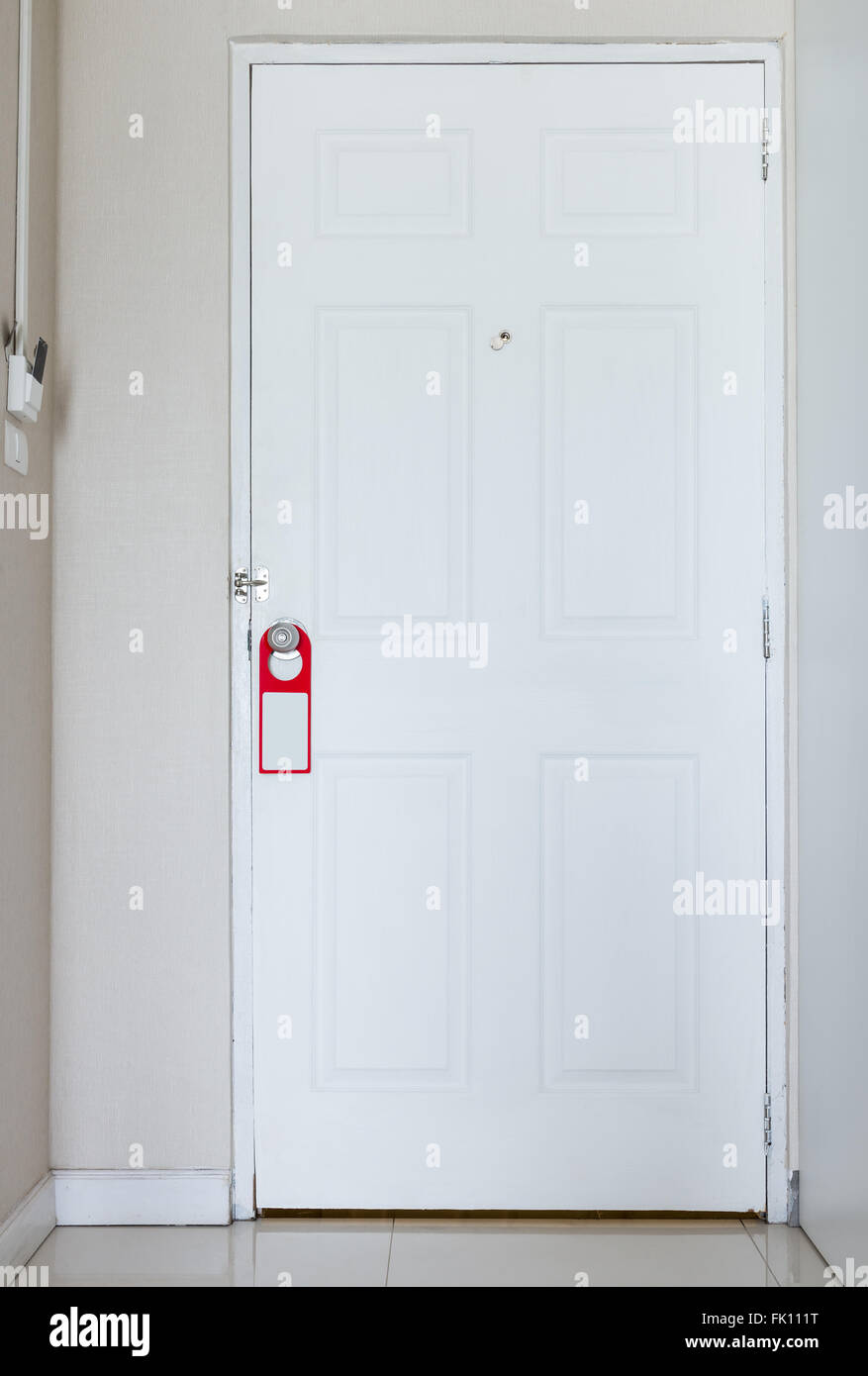 Porte en bois blanc de la chambre à coucher dans l'appartement moderne  Photo Stock - Alamy