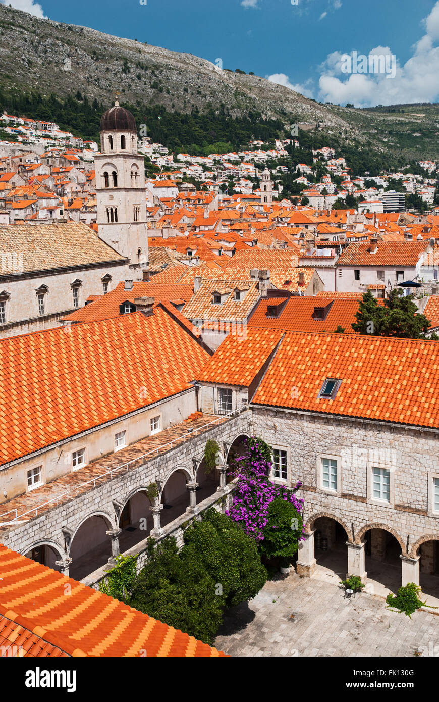 Dubrovnik, Croatie vue sur la ville avec des toits rouges surplombe les montagnes avec belle cour privée en premier plan Banque D'Images