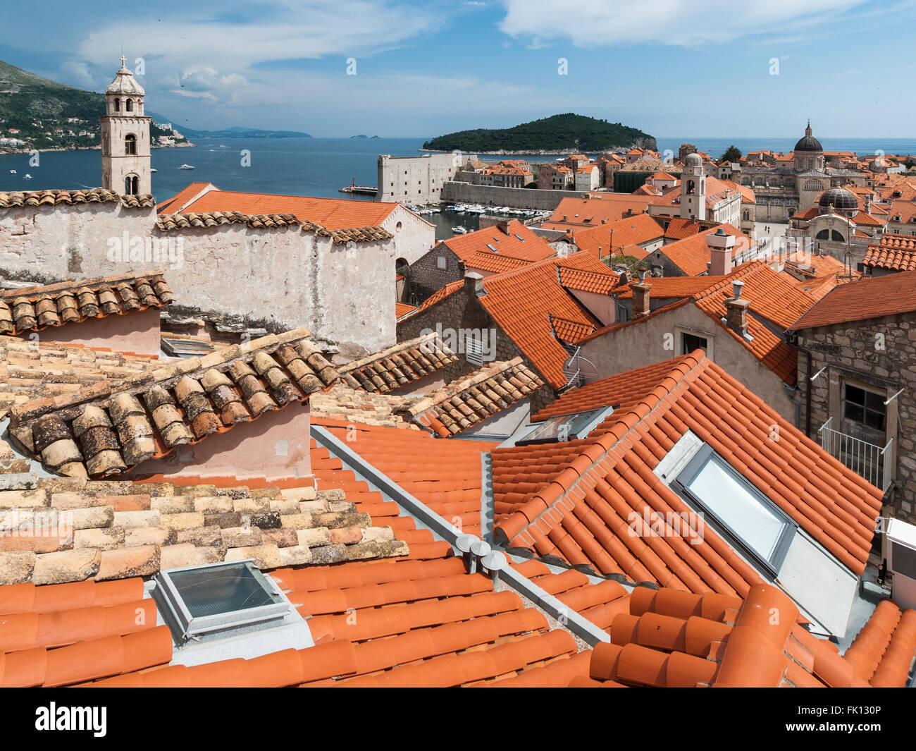 Dubrovnik, Croatie vue sur la ville avec vue sur la mer avec l'île de Lokrum et toits rouge et brun Banque D'Images