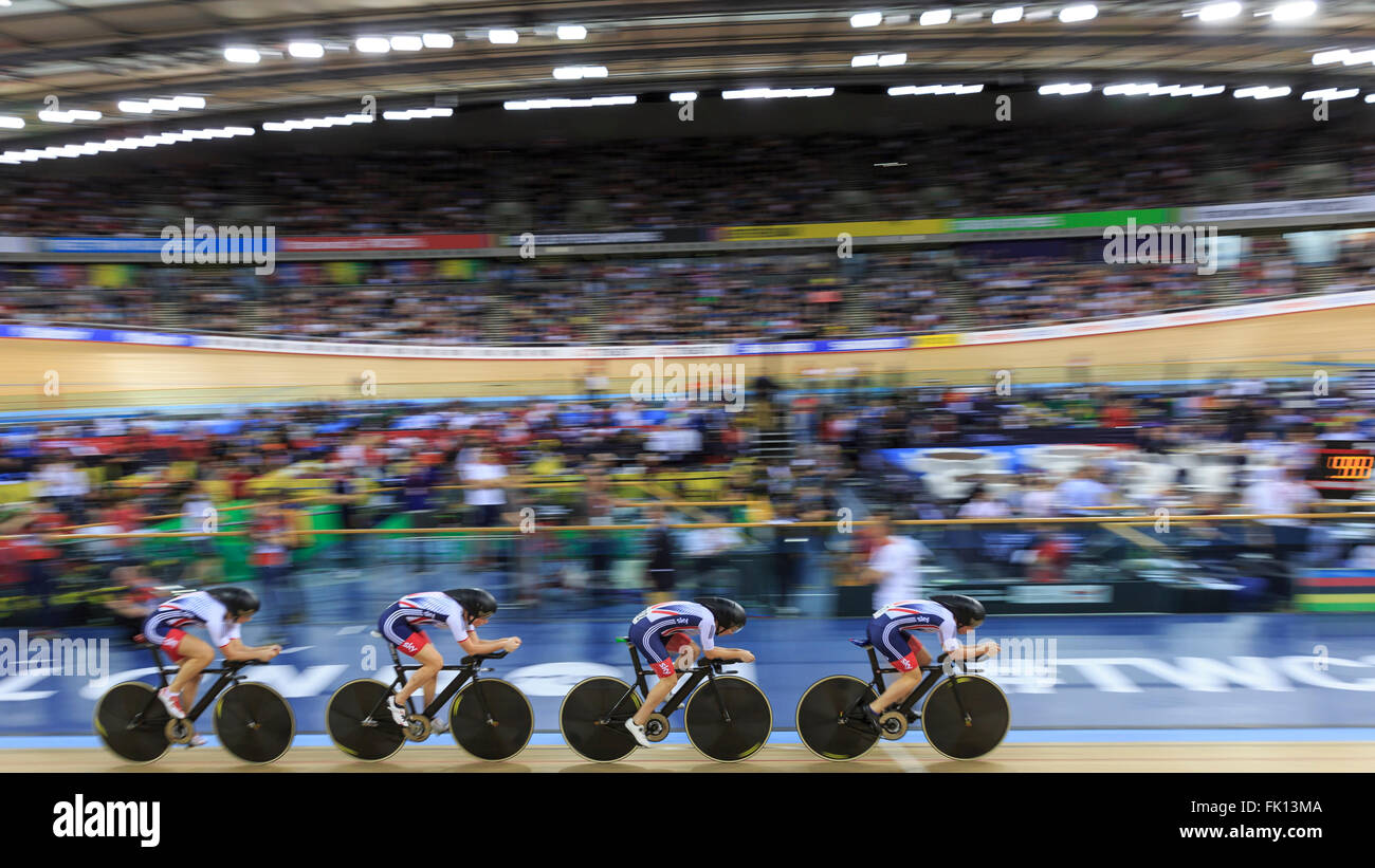 Londres, Royaume-Uni, le 4 mars 2016. 2016 UCI Cyclisme sur Piste Championnats du monde. Après un tour de qualification décevante le jeudi, des femmes de Grande-Bretagne de poursuite par équipe (Laura Kenny (Laura Trott), Elinor Barker, Joanna Rowsell Shand et Ciara Horne) de la Chine avec un temps de 4:16,350 (56,173 km/h) au premier tour de se qualifier pour la finale de la médaille de bronze. Credit : Clive Jones/Alamy Live News Banque D'Images
