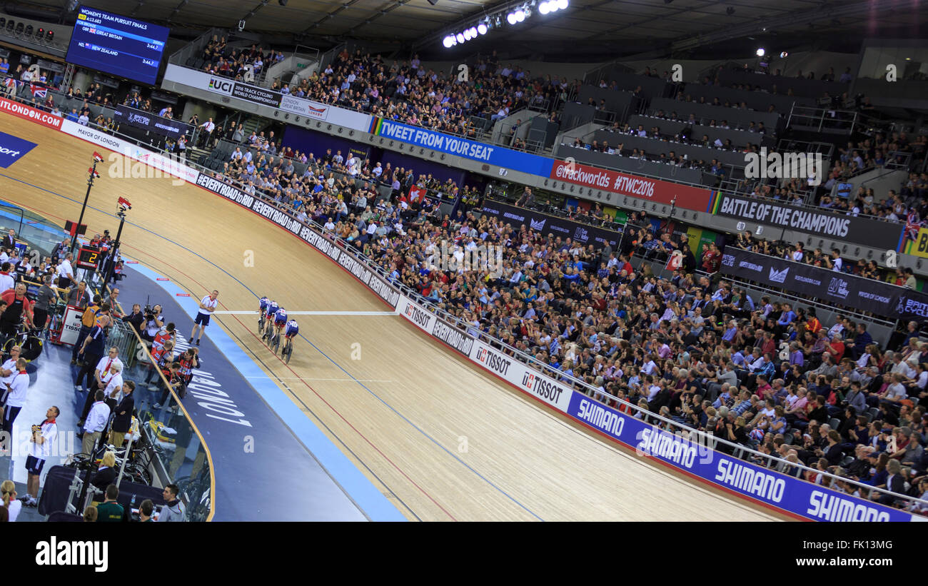 Londres, Royaume-Uni, le 4 mars 2016. 2016 UCI Cyclisme sur Piste Championnats du monde. Des femmes de Grande-Bretagne de poursuite par équipe (Laura Kenny (Laura Trott), Elinor Barker, Joanna Rowsell Shand et Ciara Horne) recevoir une ovation debout de la foule tout en battant la Nouvelle-Zélande pour réclamer la médaille de bronze avec un temps de 4:16,540 (56,131 km/h). Credit : Clive Jones/Alamy Live News Banque D'Images