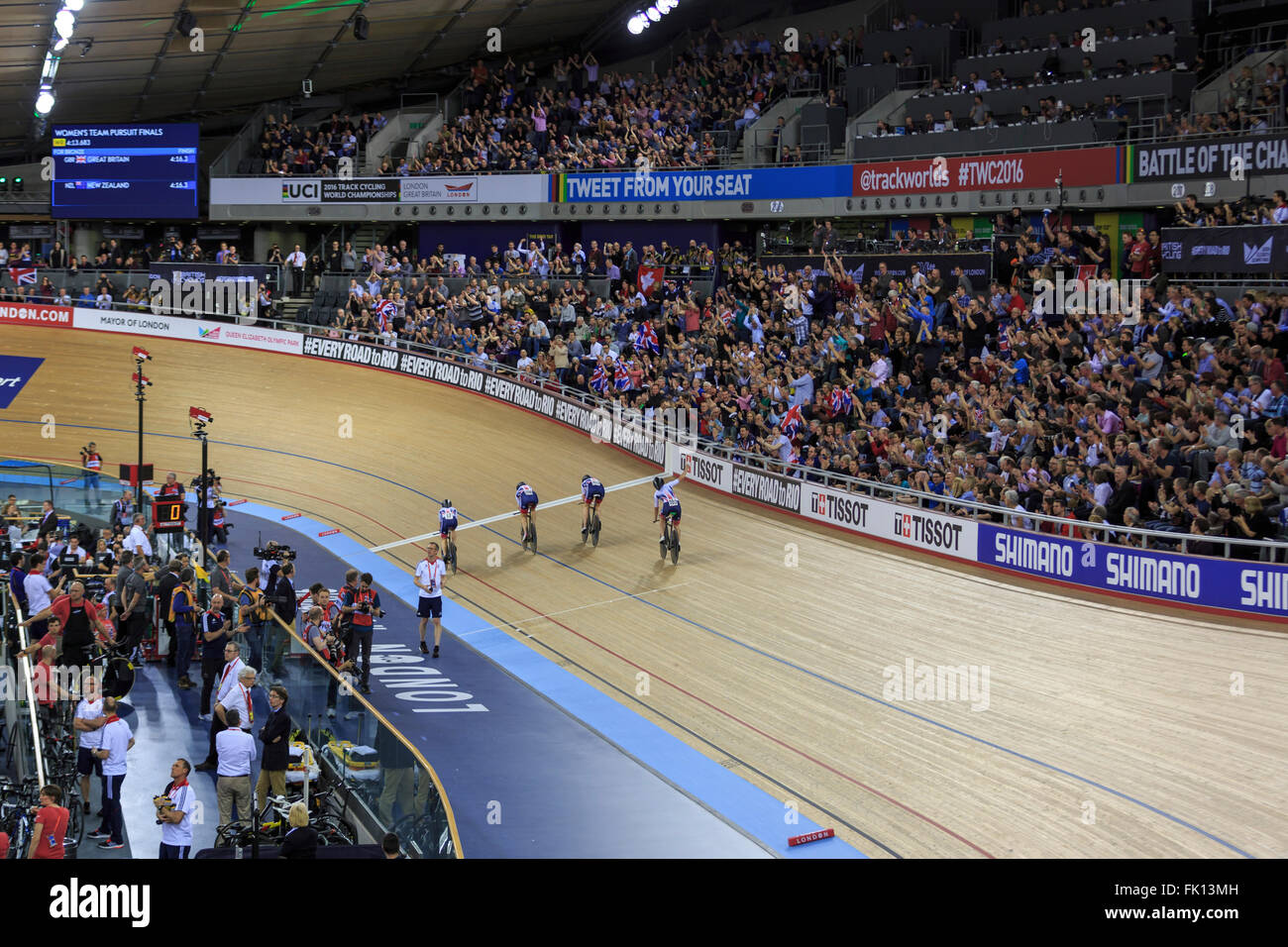 Londres, Royaume-Uni, le 4 mars 2016. 2016 UCI Cyclisme sur Piste Championnats du monde. Des femmes de Grande-Bretagne de poursuite par équipe (Laura Kenny (Laura Trott), Elinor Barker, Joanna Rowsell Shand et Ciara Horne) recevoir une ovation debout de la foule tout en battant la Nouvelle-Zélande pour réclamer la médaille de bronze avec un temps de 4:16,540 (56,131 km/h). Credit : Clive Jones/Alamy Live News Banque D'Images