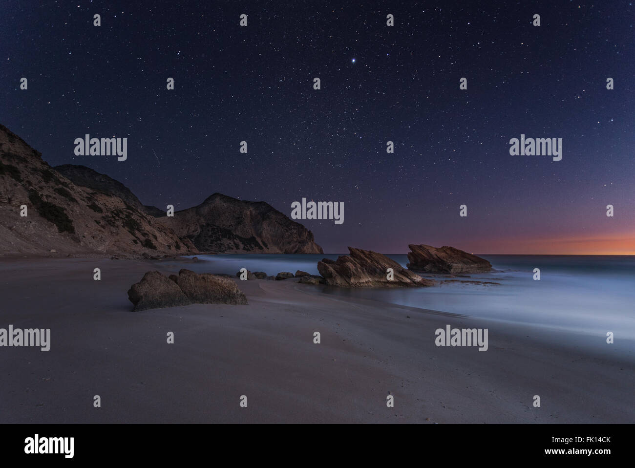 Paysage de nuit tropicale au Cavo Paradiso beach, sur l'île de Kos en Grèce. Banque D'Images