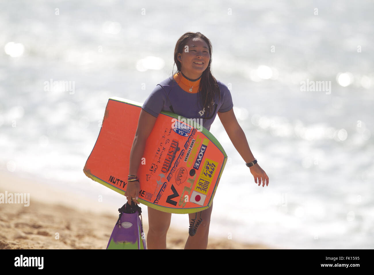 Haleiwa, Hawaii, USA. 4e Mar, 2016. Ayaka du Japon Suzuki sourire après sa chaleur pendant la Mike Stewart sur invitation de pipeline sur Oahu Côte Nord à la région de Banzai Pipeline Haleiwa, Hawaii. Credit : csm/Alamy Live News Banque D'Images