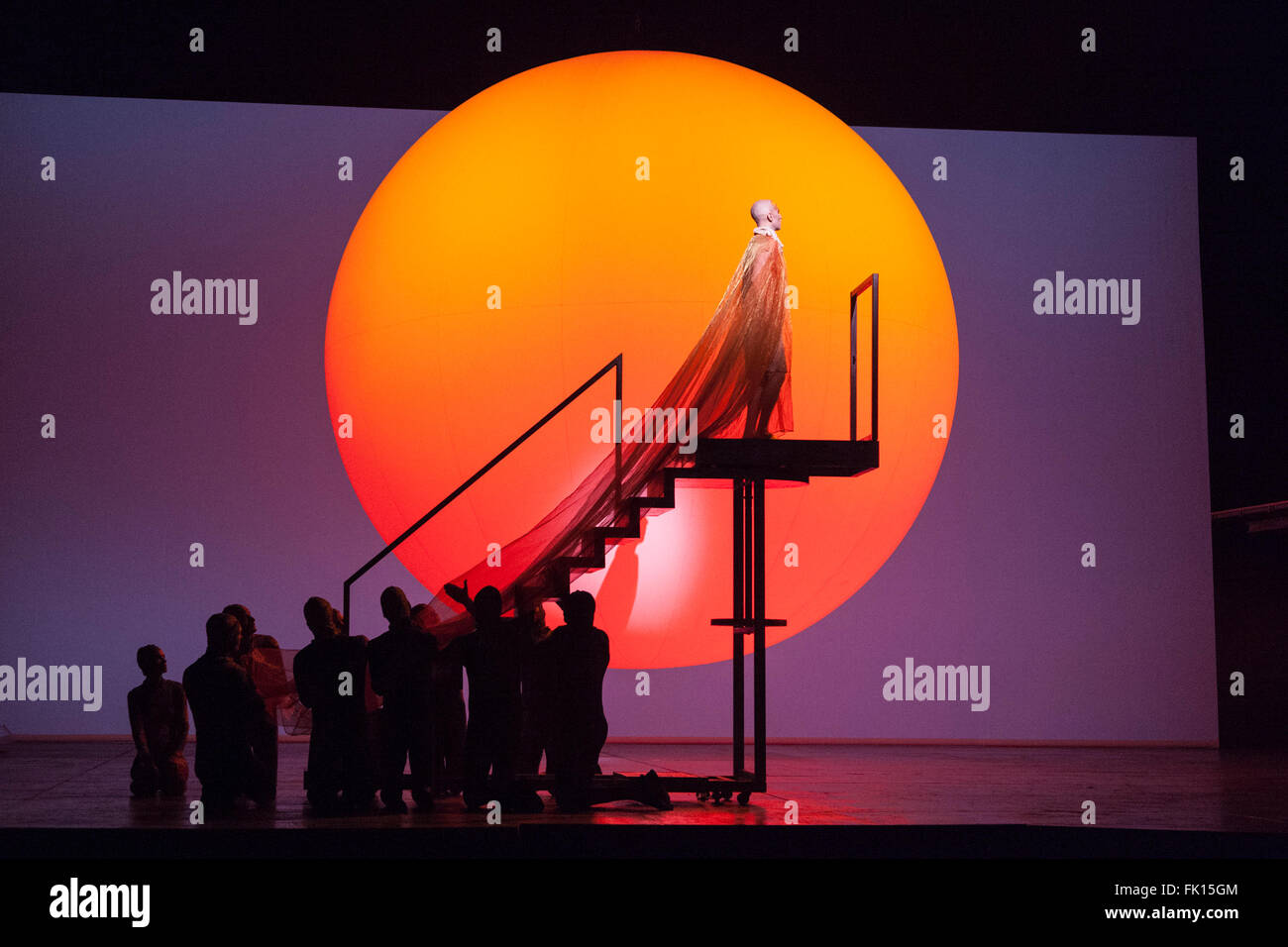 Londres, Royaume-Uni. 2 mars 2016. Photo : Anthony Roth Costanzo comme Akhnaten. L'English National Opera (ENO) répétition générale de l'opéra Akhnaten Philip Glass au London Coliseum. 7 représentations du 4 au 18 mars 2016. Réalisé par Phelim McDermott avec Anthony Roth Costanzo comme Akhnaten, Emma Carrington comme Nefertiti, Rebecca Bottone comme Reine Tye, James Cleverton comme Horemhab, Clive Bayley comme Aye, Colin Judson de grand prêtre d'Amon et Zachary James en tant que scribe. Représentations des compétences par Gandini Juggling. Banque D'Images