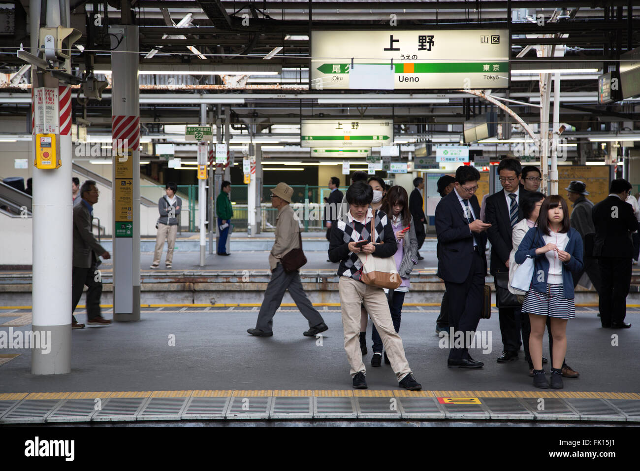Les usagers attendent le métro à la station de métro Ueno à Tokyo, Japon. Banque D'Images