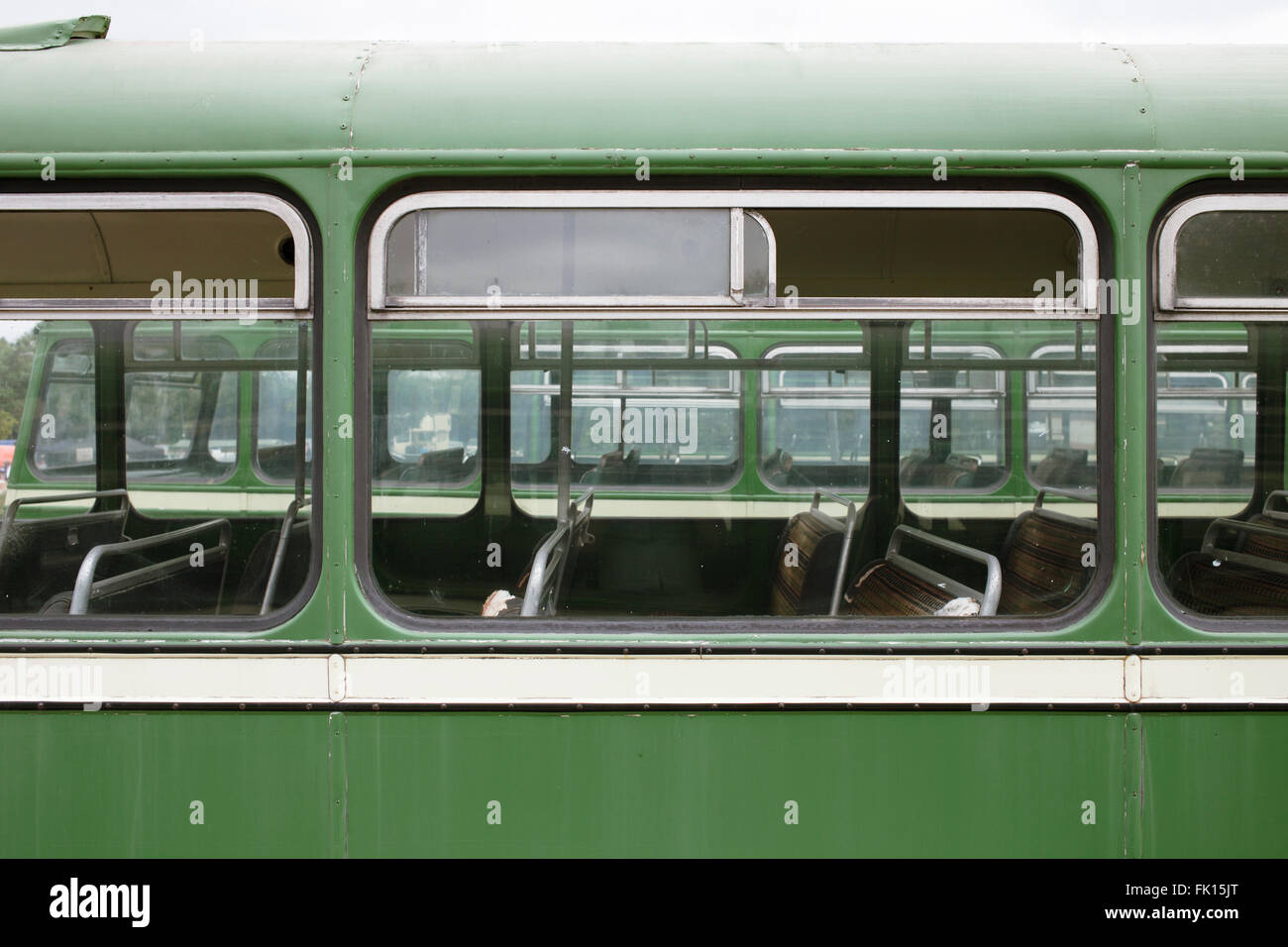 Rangées de fenêtres des années 1950 vintage Vert restauré bus Bristol lors de l'Assemblée Vintage Rallye Bus à Bristol. Banque D'Images