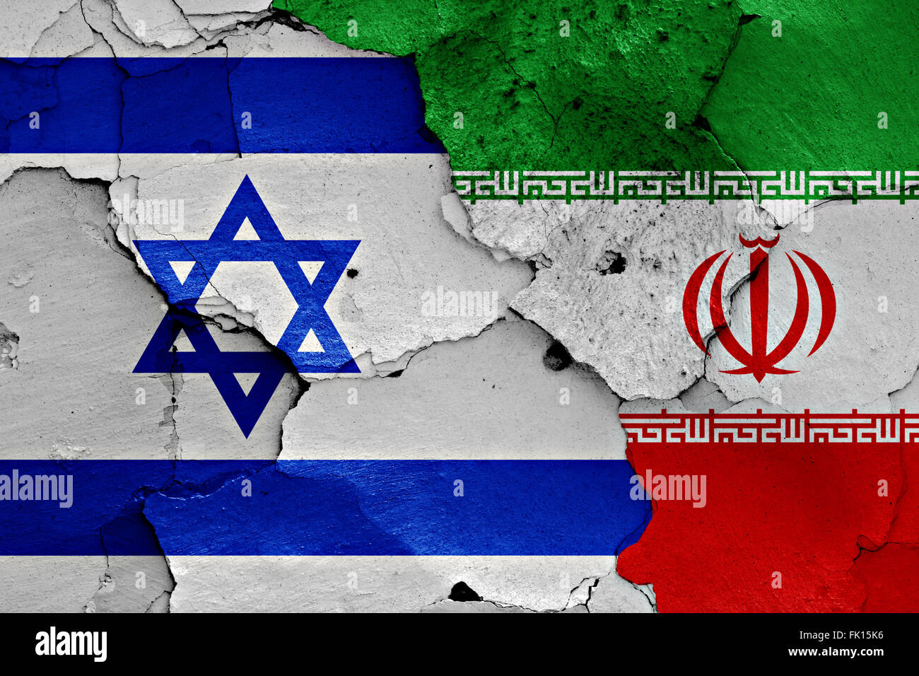 Drapeaux d'Israël et l'Iran peint sur mur fissuré Banque D'Images