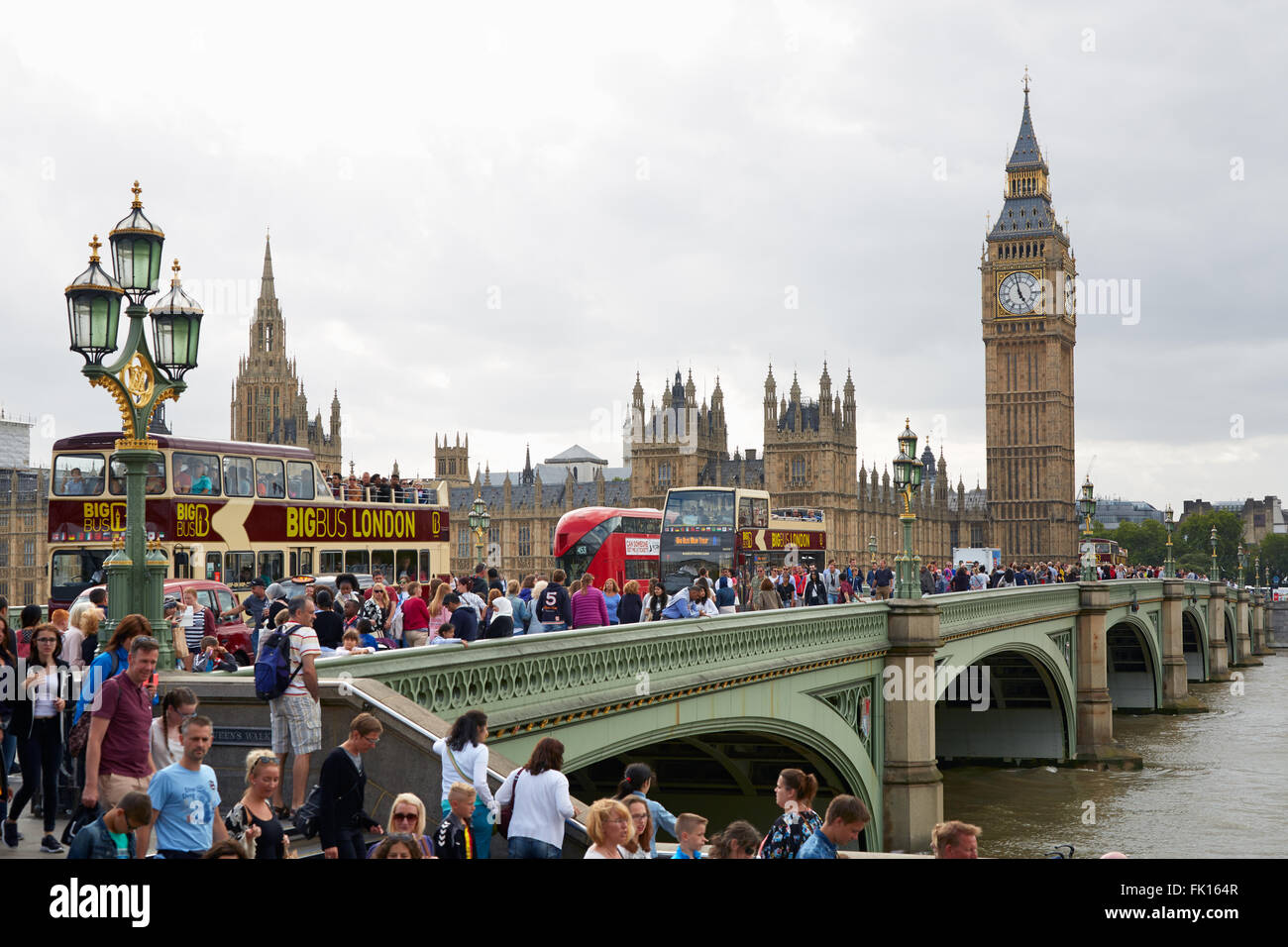 Big Ben et foule de touristes et de personnes dans une journée d'été à Londres Banque D'Images