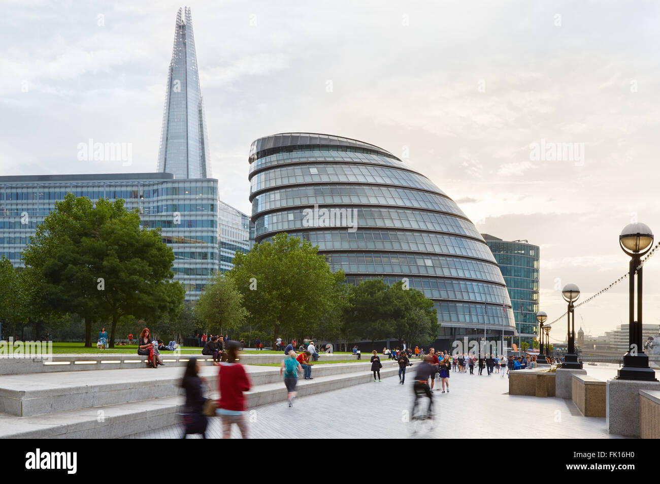 L'Hôtel de Ville et de l'Écharde de bâtiments avec des gens qui marchent en fin d'après-midi en été à Londres Banque D'Images