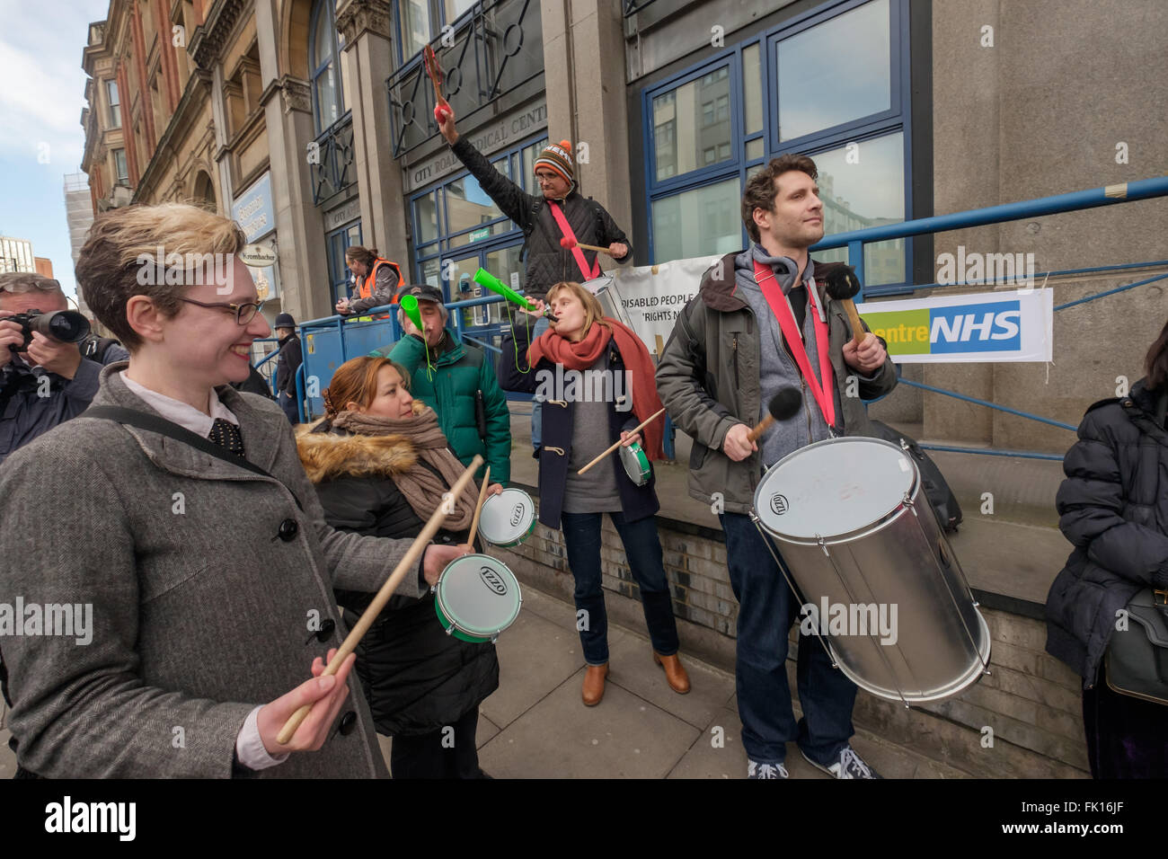 Londres, Royaume-Uni. 4 mars, 2016. Des militants du Réseau de résistance de la santé mentale et l'ATLC protestation devant City Road chirurgie où Maximus job coaches va "créer des emplois par prescription.' Trade Union United Travailleurs du monde est venu pour donner leur appui à la manifestation avec des tambours et des cornes. Peter Marshall/Alamy Live News Banque D'Images