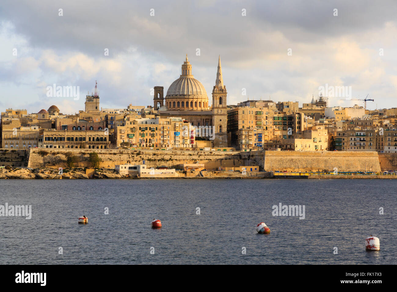 Donnant sur la Crique de Sliema à Floriana, La Valette, Malte. Banque D'Images